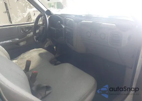 2000 Chevrolet S-10 z USA, uszkodzony, nr VIN 1GCCS14WXYK297791